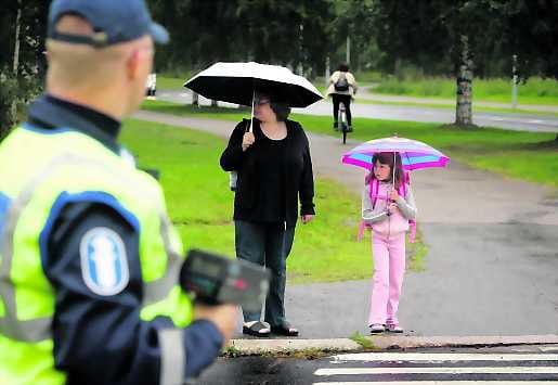 Ensimmäinen koulumatka Helena Latvala saattoi Hanna-tytärtään ensimmäiselle luokalle Kaukovainion kouluun.