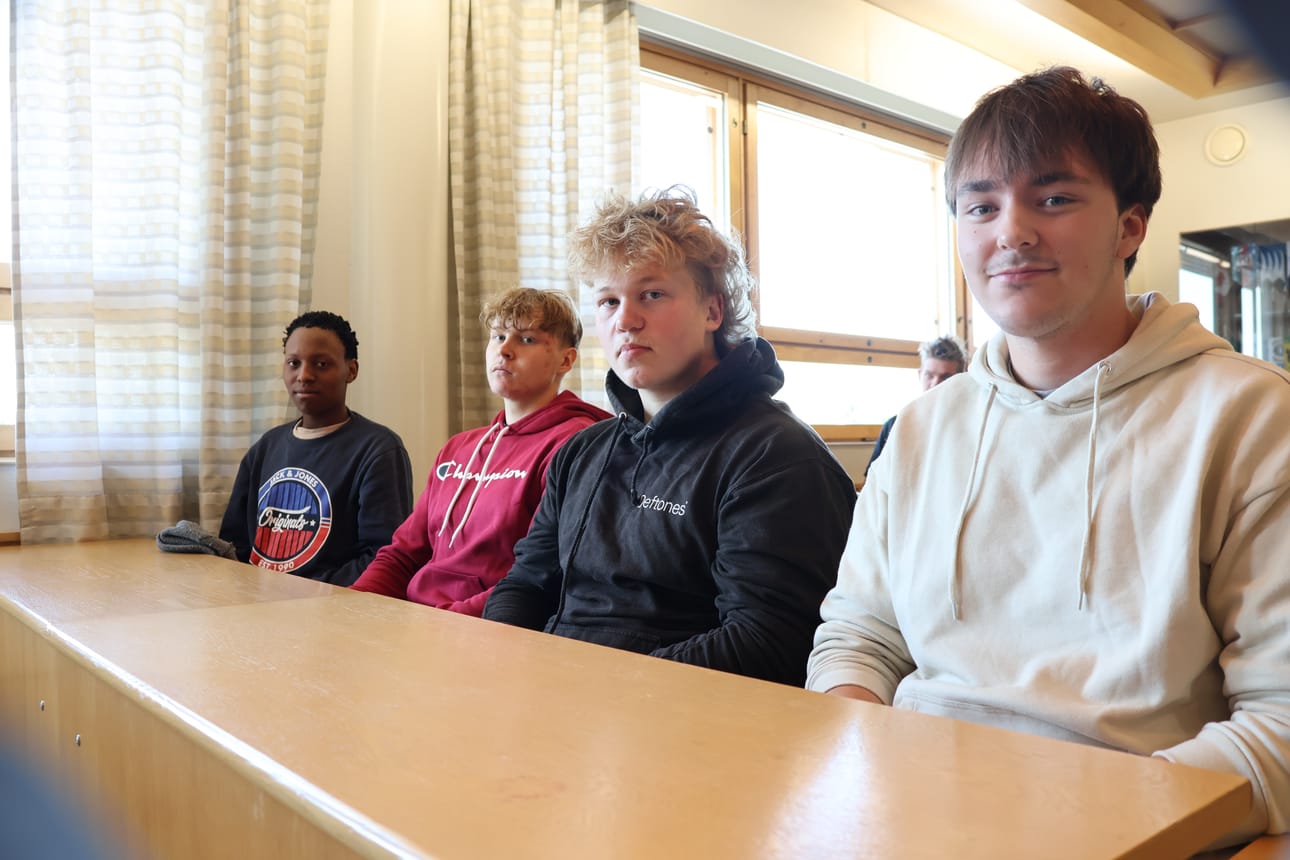Kutsuntoihin Karijoelle olivat saapuneet isojokelaiset (vas.) Frans Ruotsalainen Pihlajanpuolesta, Eetu Peltosaari ja Ville Syväjärvi Siiroolta sekä Jaakko Kallio Kirkonkylästä.