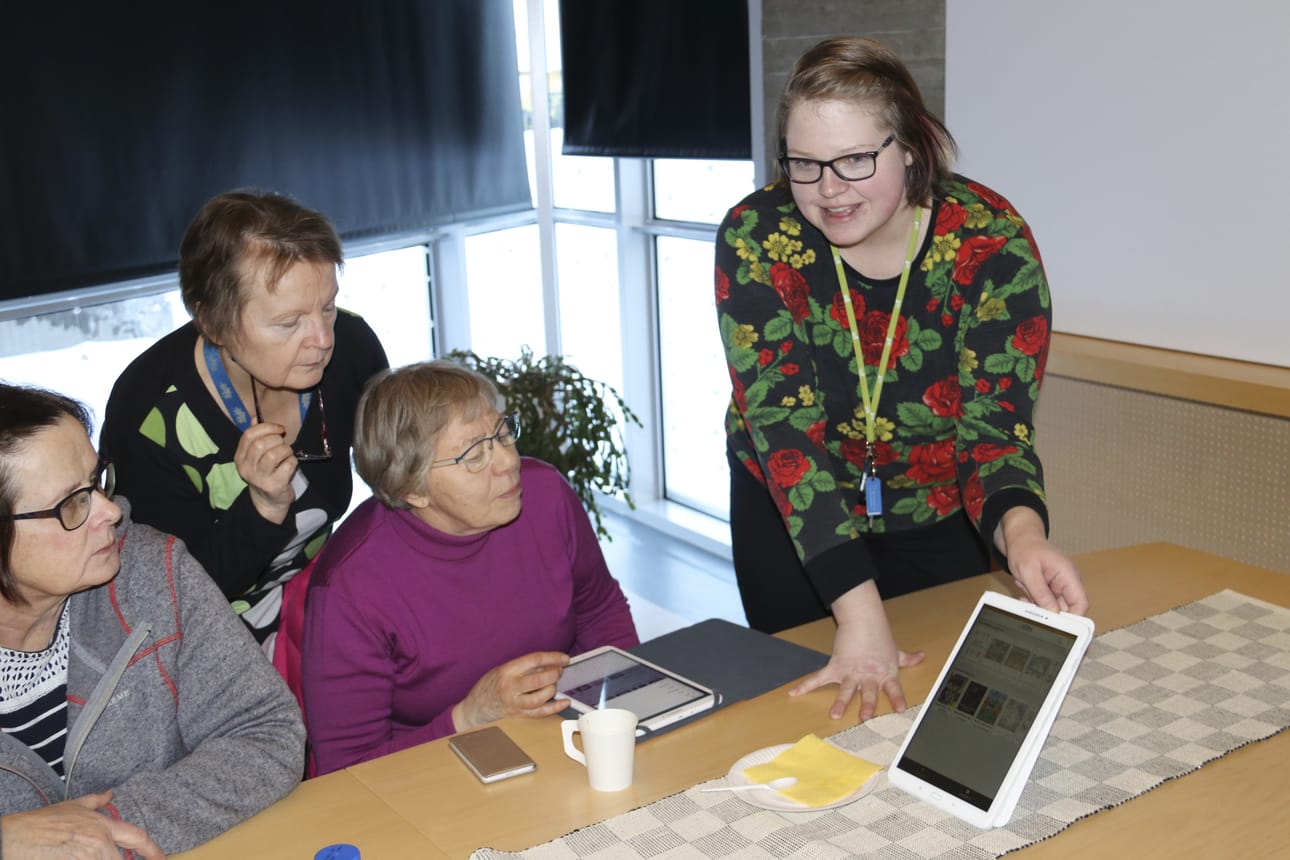 Älylaitteet ovat käteviä monitoimilalitteita, kunhan vain niitä oppii käyttämään. Heidi Niemelä esittelemässä sovelluksia omalta tabletiltaan.