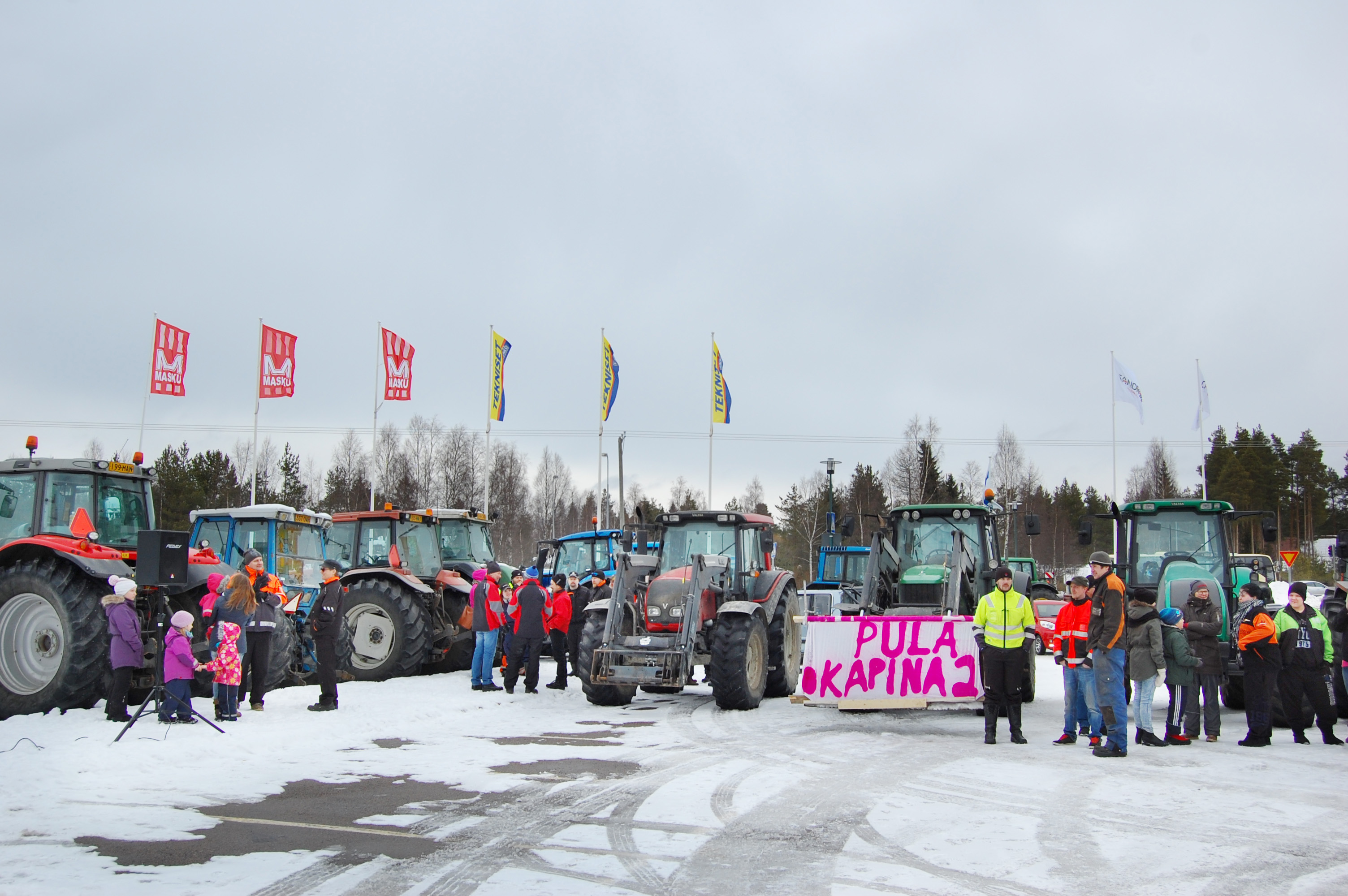 Maanviljelijät osoittivat mieltään myös Ylivieskassa.
