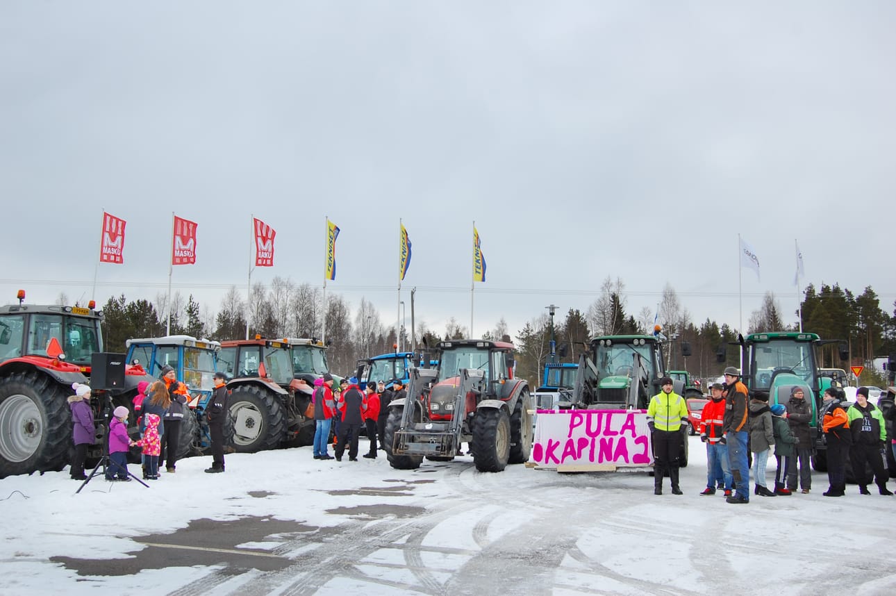 Maanviljelijät osoittivat mieltään myös Ylivieskassa.