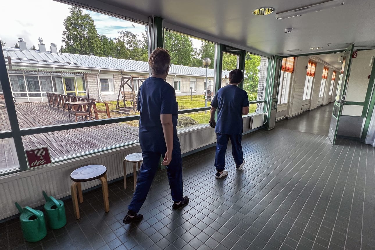 Avohuollon osastonhoitaja Sirpa Uusimaa ja sairaanhoitaja Päivi Riipi tyhjällä vanhan palvelutalon käytävällä Ylitorniolla.