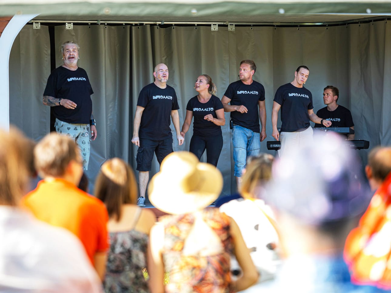 Improaallon muodostavat Jussi Lampi, Tapani Korhonen, Juulia Soidinaho, Rami Mäkilaine, Ville Orttenvuori ja Tuomo Tiitinen.