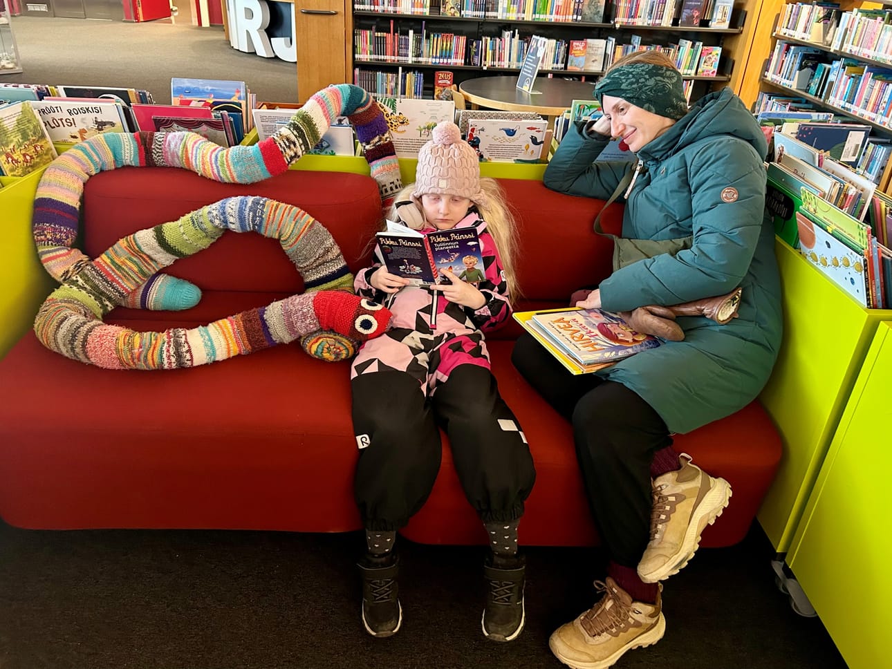 Oona Salmi ja Ermela Bufi ovat tuttu näky Limingan kirjastossa. Eskarilainen Oona osaa jo lukea ja sai vastikään oman kirjastokortin. Kaksikko on hyvin iloinen Limingan kirjaston ehdokkuudesta Vuoden kirjastoksi.