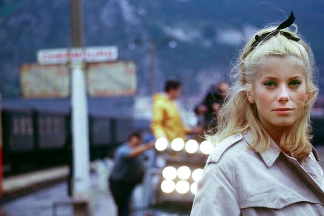 Catherine Deneuve on pääosassa haikeassa musikaaliklassikossa Cherbourgin sateenvarjot. KUVA: Yle Kuvapalvelu