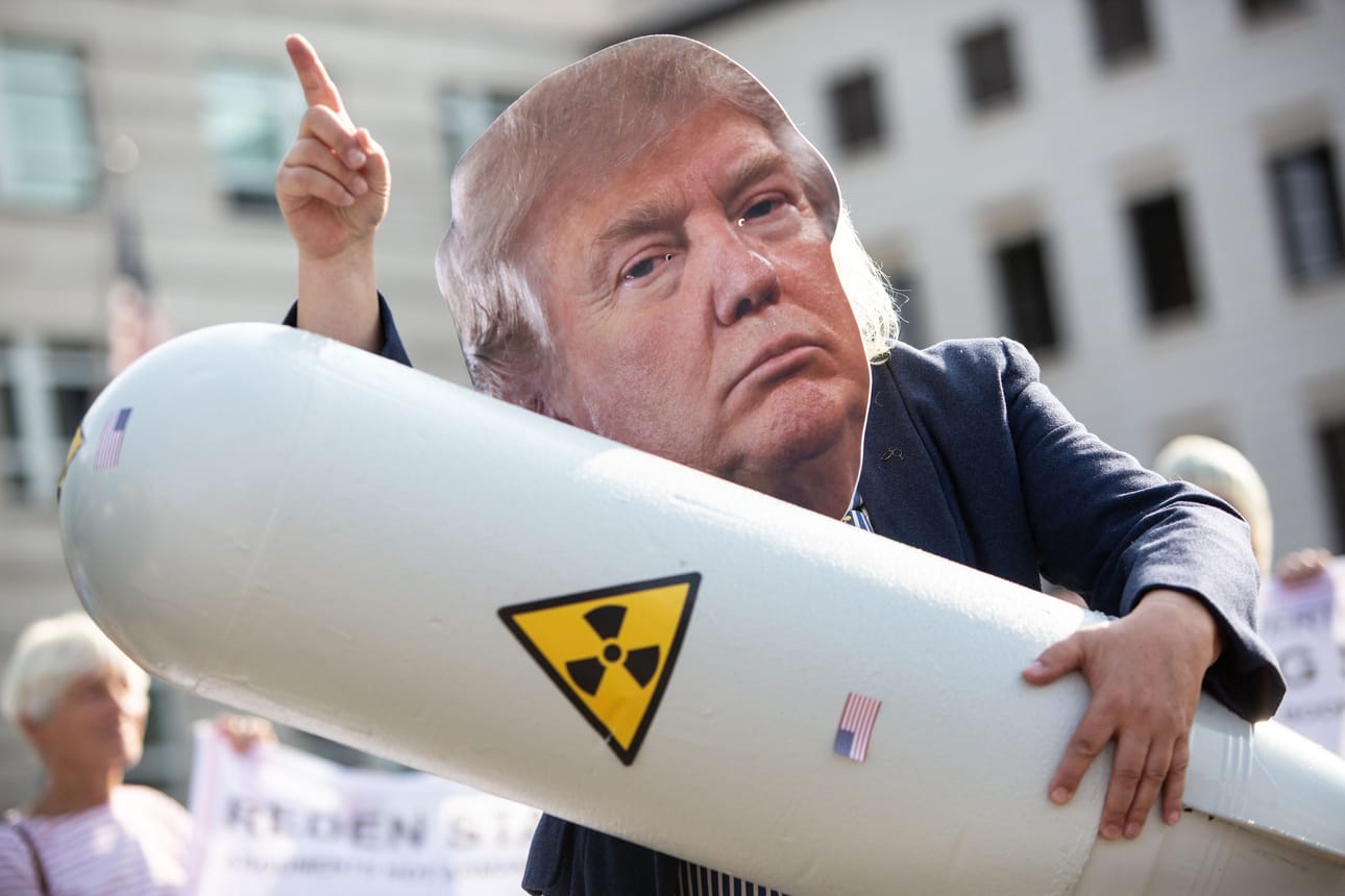 Saksalaisella aktivistilla oli Yhdysvaltain presidenttiä Donald Trumpia esittävä maski kun hän osoitti mieltään Yhdysvaltain INF-sopimuksesta vetäytymistä vastaan Berliinissä 1. elokuuta.