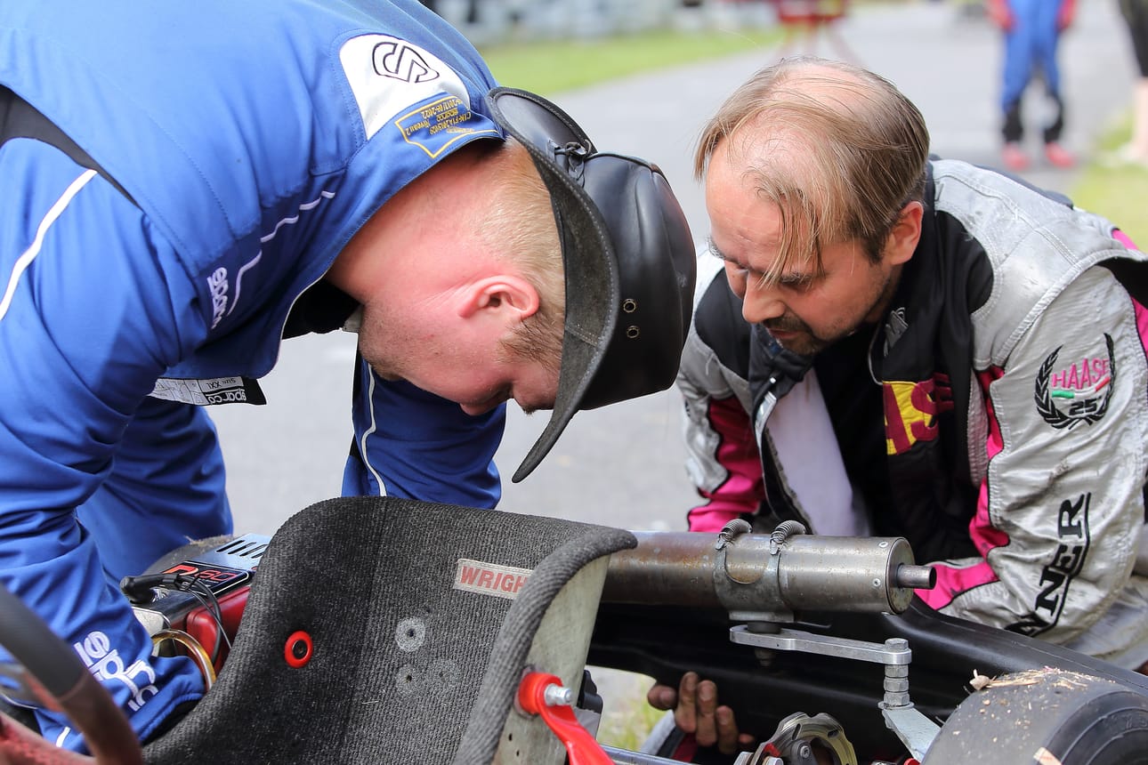 Sami Raetsaari ja Reni Mäki-Uuro joutuivat pikahuoltoon, kun auto ei käynnistynyt aika-ajoihin.