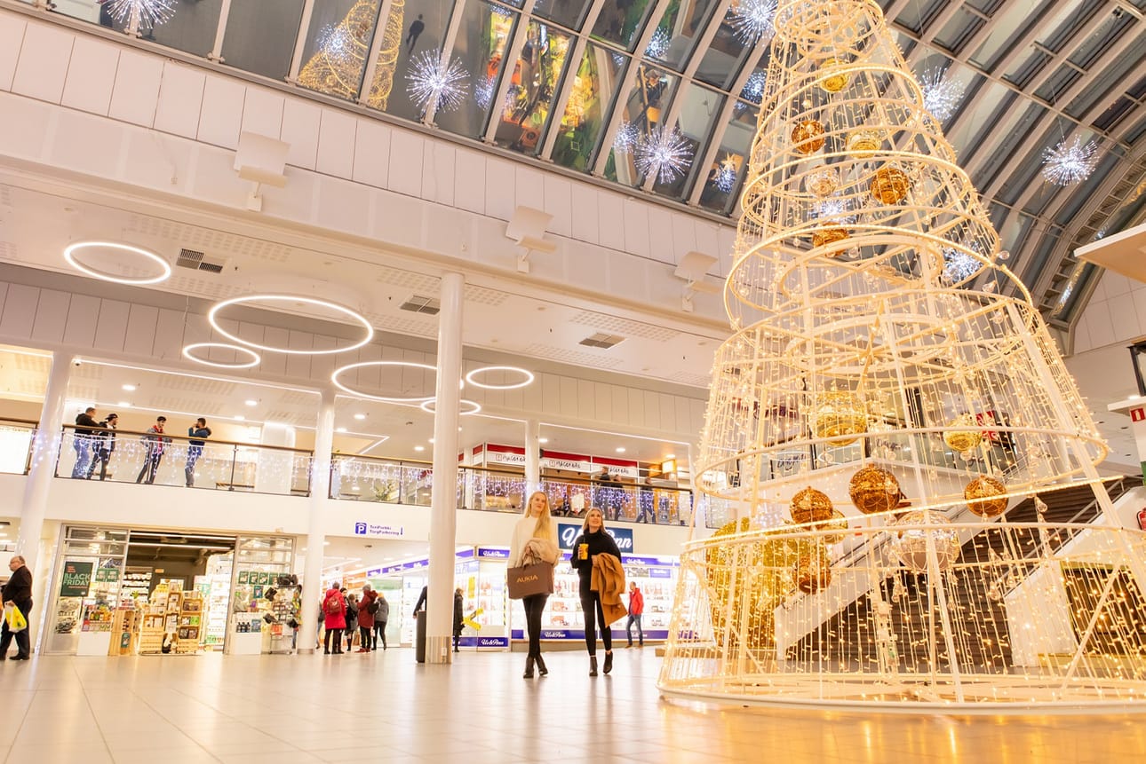 Kauppakeskus Rewell on koristeltu kauniisti jouluvaloilla.