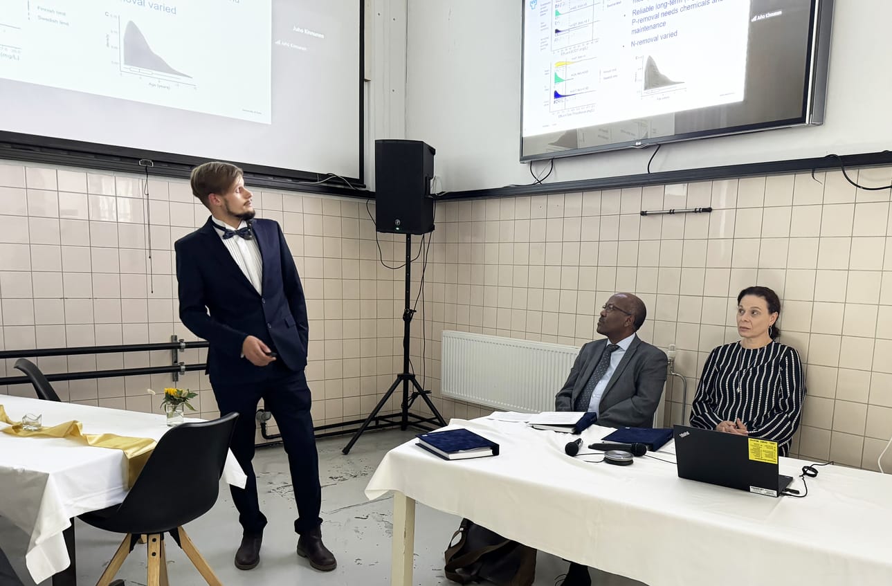 Juho Kinnunen väitteli perjantaina Oulun yliopiston tilojen sijaan Rantsilassa aiheenaan hajautettu jäteveden puhdistaminen. Vastaväittäjänä oli Fasil Ejigu Eregno ja kustoksena Elisangela Heiderscheidt.