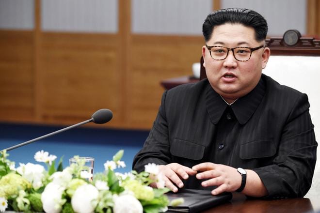 Pohjois-Korean diktaattori Kim Jong-un oli yhtä hymyä tapaamisessa Etelä-Korean presidentin kanssa Panmunjomin rajakylässä 27. huhtikuuta. Hän jopa puhui kansainväliselle medialle. KUVA: EPA