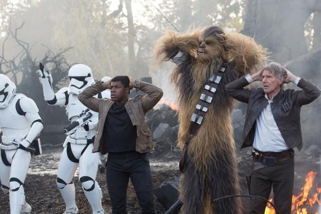 Star Wars: The Force Awakens toi nähtäville railakkaan seikkailuilmeen. Mukana menossa ovat John Boyega, Peter Mayhew ja Harrison Ford. KUVA: Lucasfilm Ltd. & TM/Nelonen