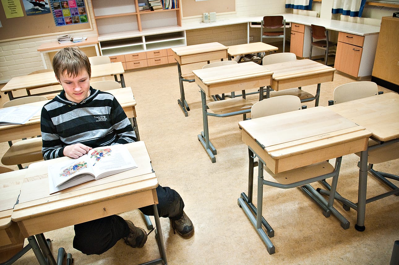 Danila Ponamarov oli perjantaina ainoa oppilas ortodoksiuskonnon tunnilla Nilonkankaalla.