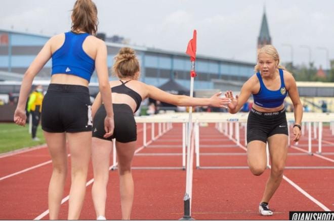 Ankkureitten voittoisan T15-sarjan 4x80 metrin aitajuoksuviestin vaihto. Aitajuoksujoukkue Sara Vuorela, Ilona Takala, Anniina Viitasaari ja Katariina Leppäaho voitti pm-kultaa ajalla 54,14. KUVA: JANI VUORELA