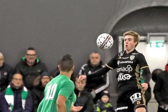 SJK:n Daniel Håkans ottaa pallon näppärästi yläilmoissa rinnalla haltuun ja KPV:n Hendrik Helmke voi vain ihmetellä vieressä. KUVA: HEIKKI HAKANEN