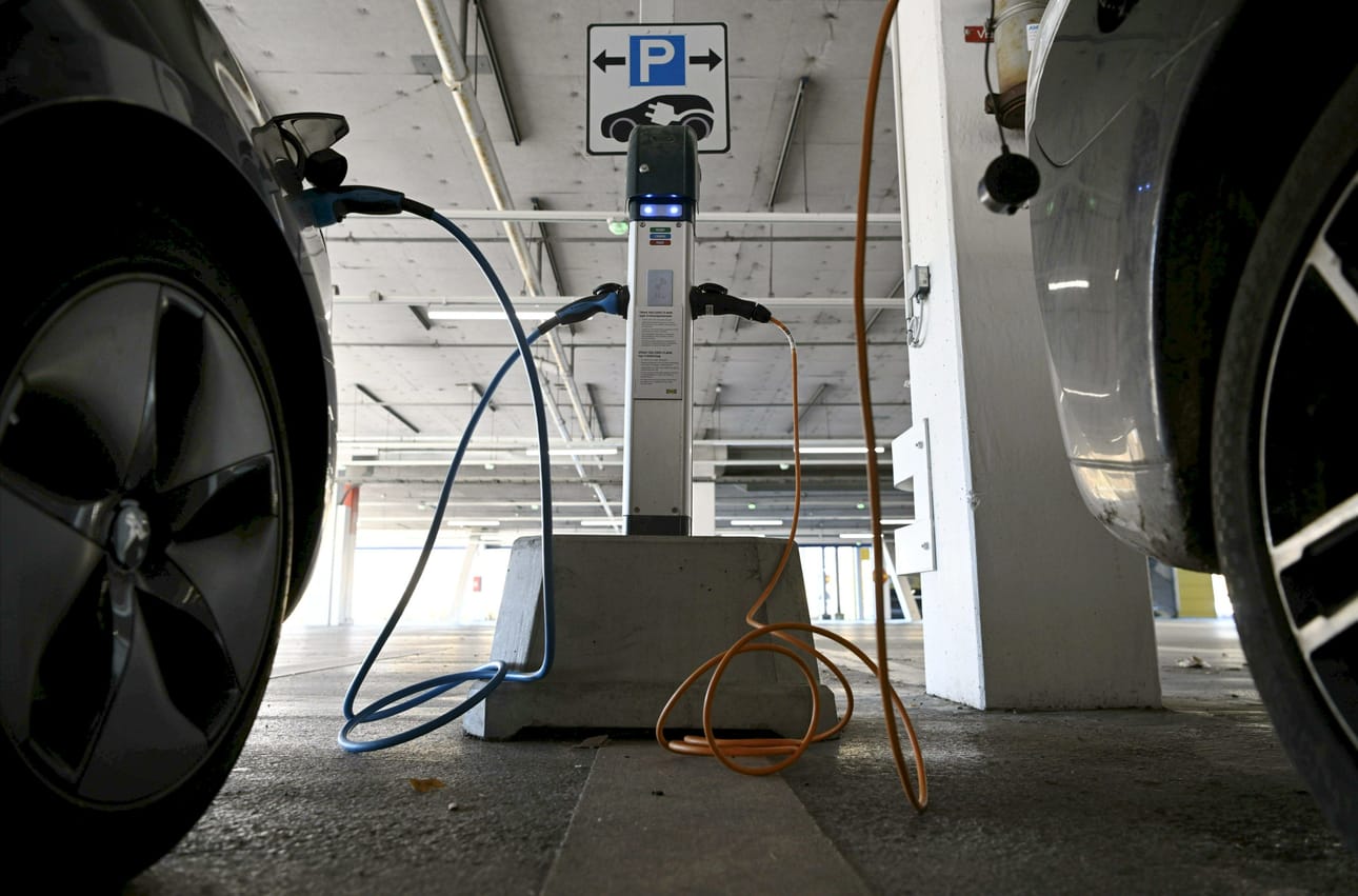 Uudessa hallitusohjelmassa sähkö- ja kaasuautot mainitaan kohdassa, jossa kerrotaan hallituksen haluavan kehittää muun muassa autojen latausverkkoa sekä veroporrastuksia riippuen auton polttoaineesta. LEHTIKUVA / Markku Ulander