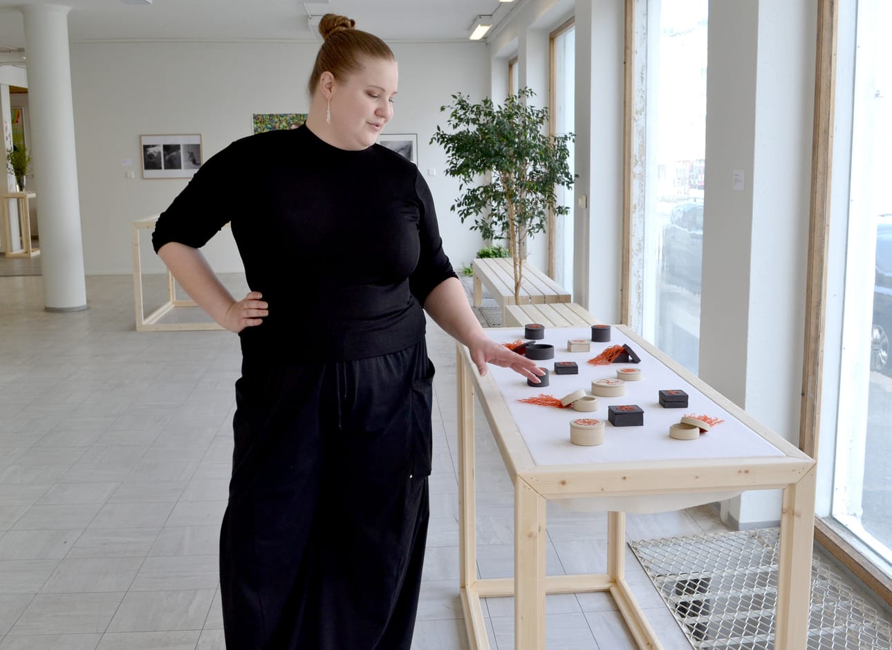 Iines Jakovlev esittelee Tanya Kravtsovin keramiikka ja villateoksia.