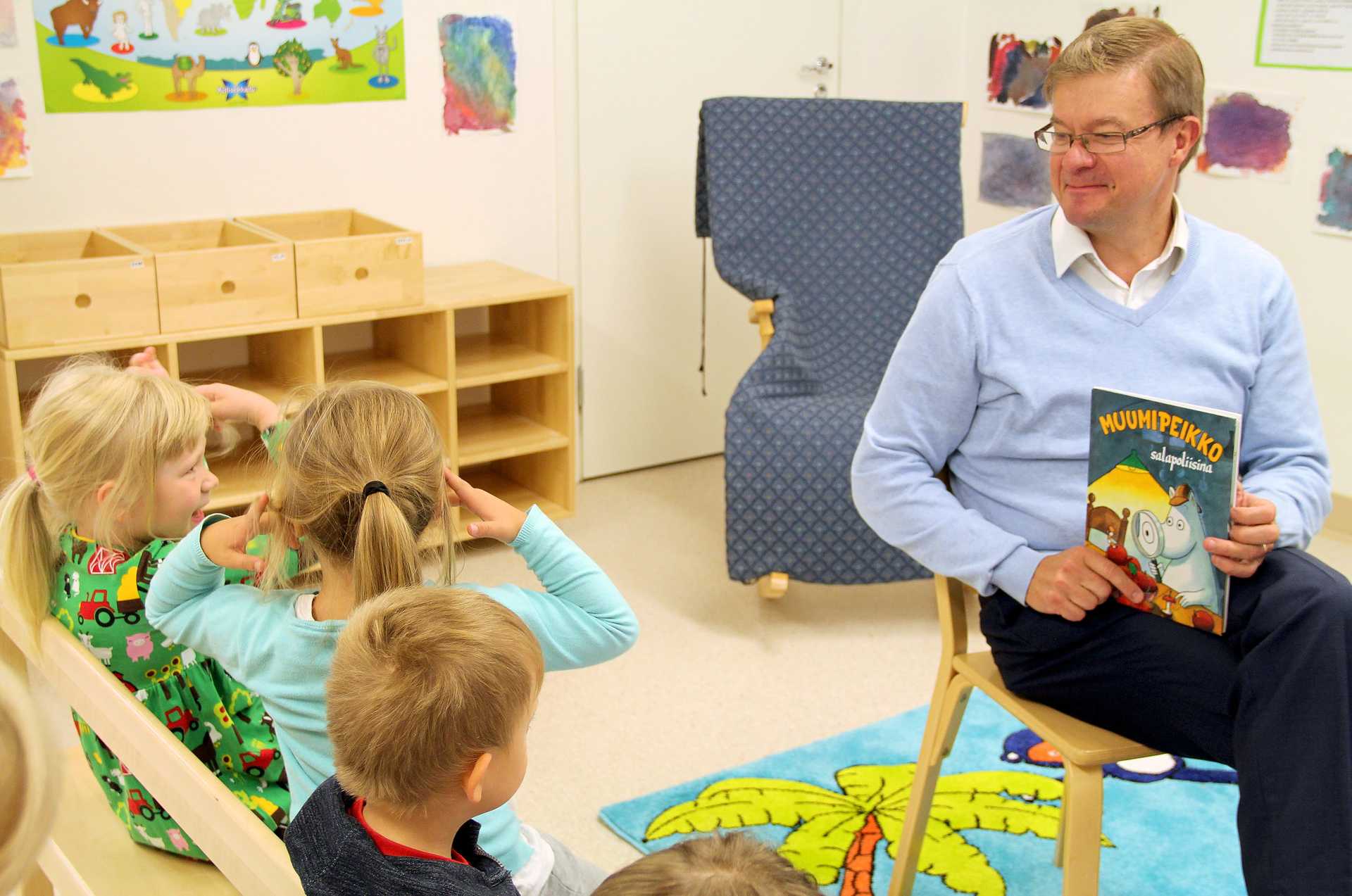 Antti Rantakangas valitsi päiväkodin kirjahyllystä lapsille luettavaksi