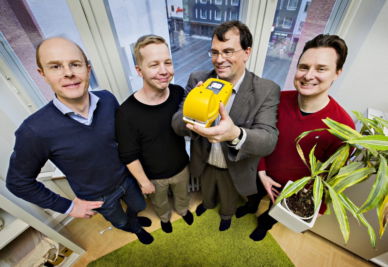 Yrityksen johto Edvard Krogius (vas.), Jouni Huopana, Ralf Marbach ja Ykä Marjanen esittelevät laitetta, joka tunnistaa proteiinin viljansiemenestä hetkessä.
