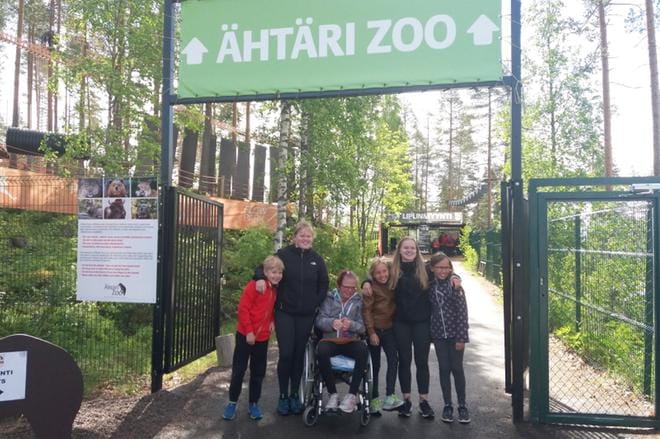 Hyvösen ja Peltosaaren nuorisoa Ähtäri Zoon portilla. KUVA: ERJA HYVÖNEN