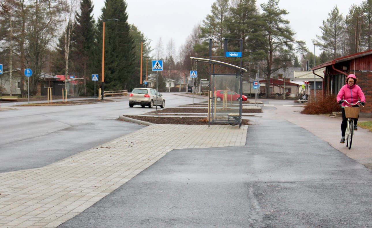 Pyhännän taajama-alueella kesän jatkuneet tienrakennustyöt ovat valmistuneet. Keskustien ilme on muuttunut merkittävästi entisestä.