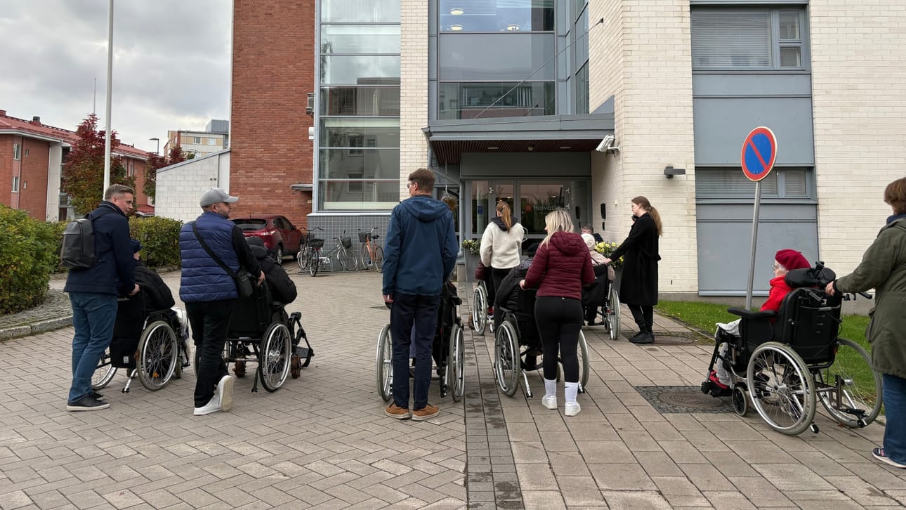 Kaleva-konsernin työntekijät pääsivät yhdessä Vesperkodin asukkaiden kanssa ulos haukkaamaan raitista ilmaa ja keskustelemaan maailman menosta.