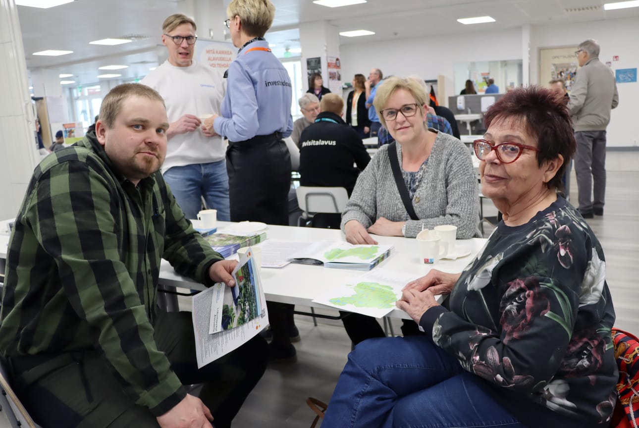 Alavutelaiset Janne Kallioniemi, Paula Perälampi ja Heli Korhonen tuumailivat kotikaupunkinsa asioita kahvikupposten äärellä.