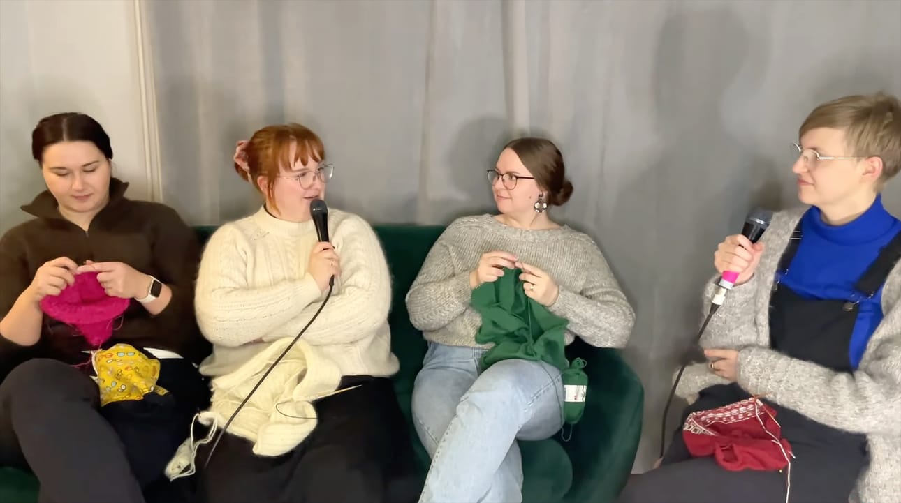 Yhteen Kässäkaffit-jaksoon Taija Keskinen ja Henna Nortunen kutsuivat vieraikseen kauhavalaislähtöiset Kaksosflikat, Maaria Anttooran ja Sanna Pyykösen.