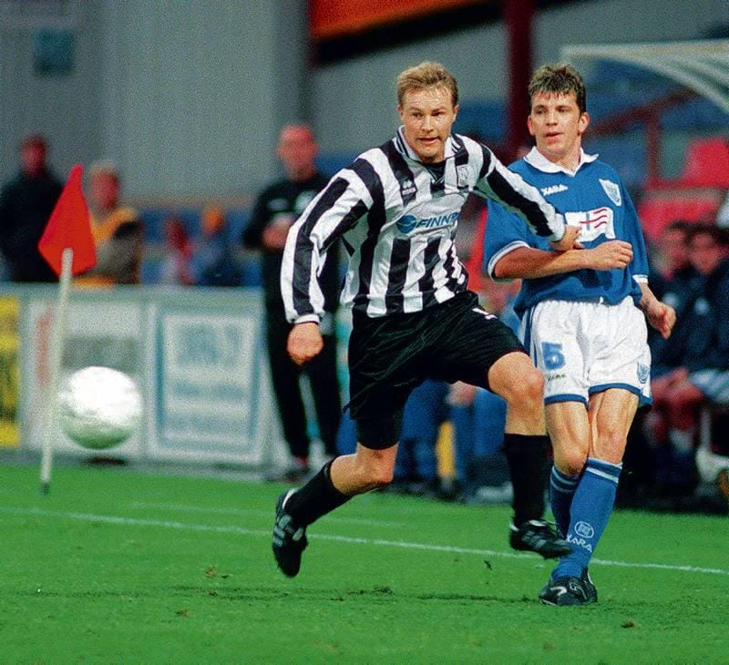 Ville Priha kamppaili St. Johnstonen James Weirin kanssa vuonna 1999. Priha toimii nykyisin talenttivalmentajana VPS:n junioriorganisaatiossa. Arkistokuva.