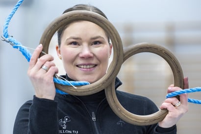 Oululaistohtori Marika Koivuniemi, 36, palasi kärrynpyörien pariin 20 vuoden jälkeen ja ryhtyi vetämään kylän voimisteluseuraa