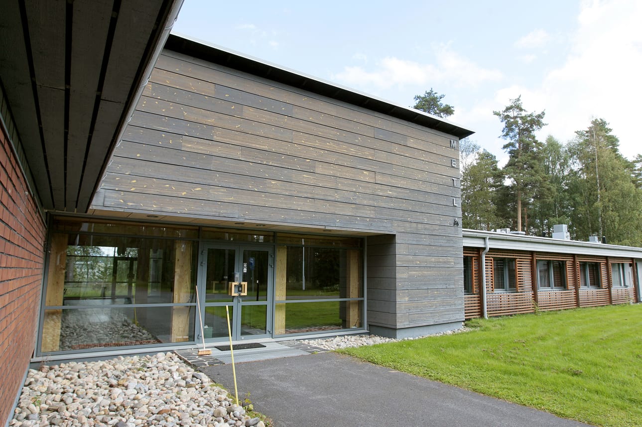 Entinen tutkimusasema uinuu 3,7 hehtaarin tontilla Oulujoen rannalla Muhoksella. Kiinteistön korjauskuluiksi on arvioitu 538 000 euroa eli suunnilleen saman verran kuin tiloista kiinnostunut ostaja juuri ennen sisäilmaongelman paljastumista tarjosi.