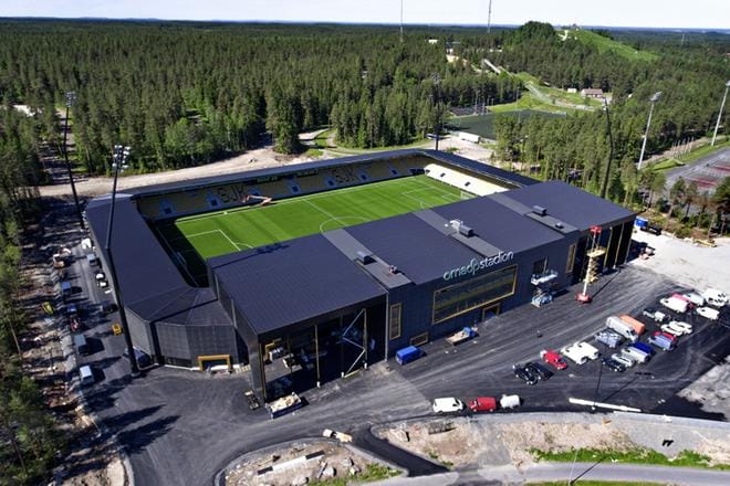 Onnistuuko Suomen suurin yrittäjien ryhmäkuva toukokuun 19. päivä OmaSp Stadionilla ennen SJK-Rops-matsia? KUVA: KARI LÖFHJELM