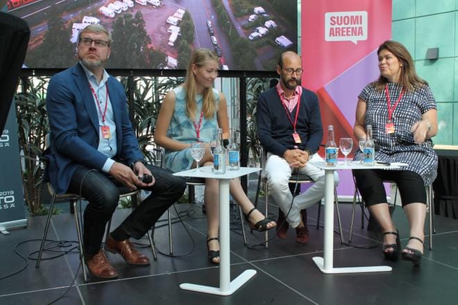 Pasi Nieminen (vas.), Sonja Heikkilä, Tero Kallio ja Laura Rissanen pohtivat autoilun tulevaisuutta Suomi-Areena -keskustelussa. He eivät uskoneet sähköautojen nopeaan yleistymiseen. Kuva: Ossi Rajala