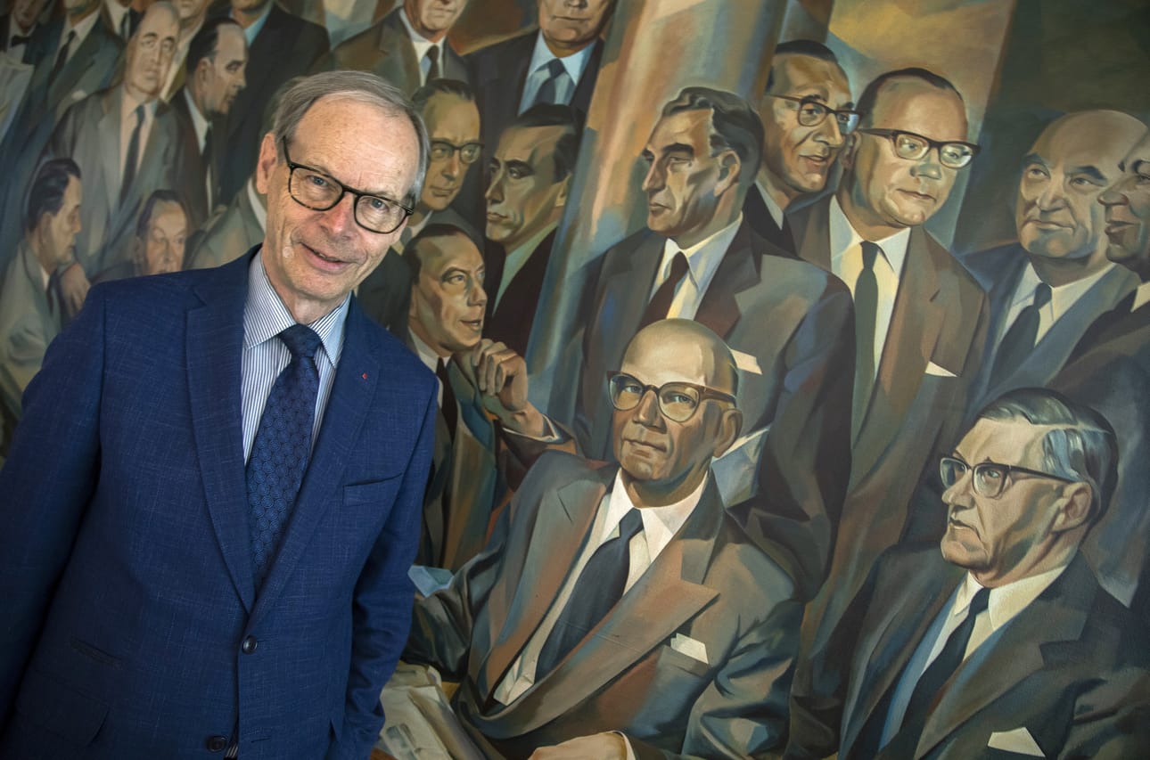 Entinen ulkoministeriön valtiosihteeri Pertti Torstila toimii Helsingin Suomalaisen klubin johtokunnassa. Klubitiloissa on maalaus presidentti Urho Kekkosesta ja muista Keskiviikkokerhon jäsenistä 1958–1959. Torstila sanoo, ettei ulkopolitiikassa kertaakaan epäillyt Kekkosen vilpittömyyttä ajaa isänmaan etua.