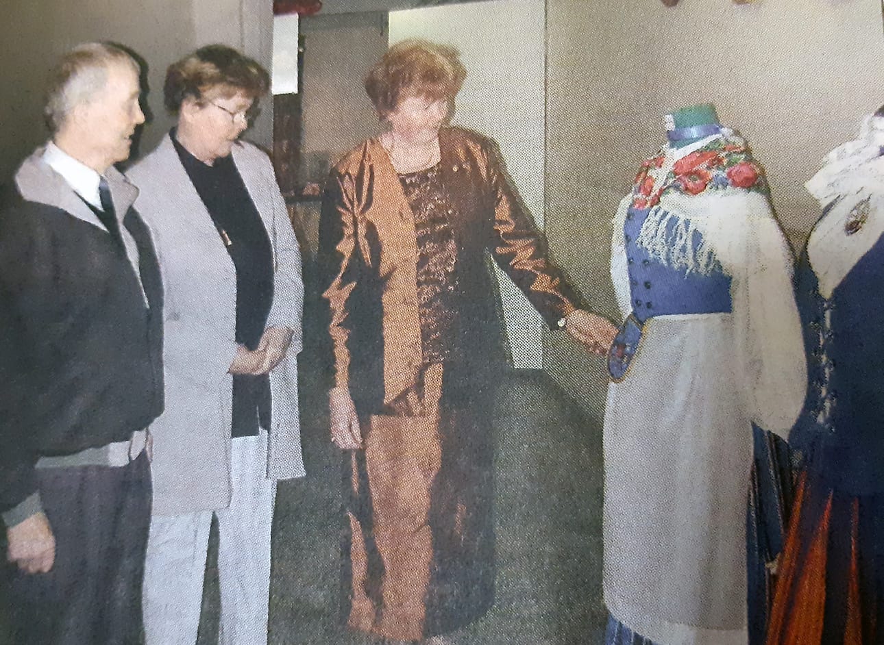 Käsitöiden ahertajien töitä on ollut esillä näyttelyissä. Arkistokuvassa vuodelta 2003 ohjaaja Kaarina Linnamäki esittelee Pirkko ja Kalevi Ojajärvelle kansalaisopiston piireissä tehtyjä kansallispukuja.