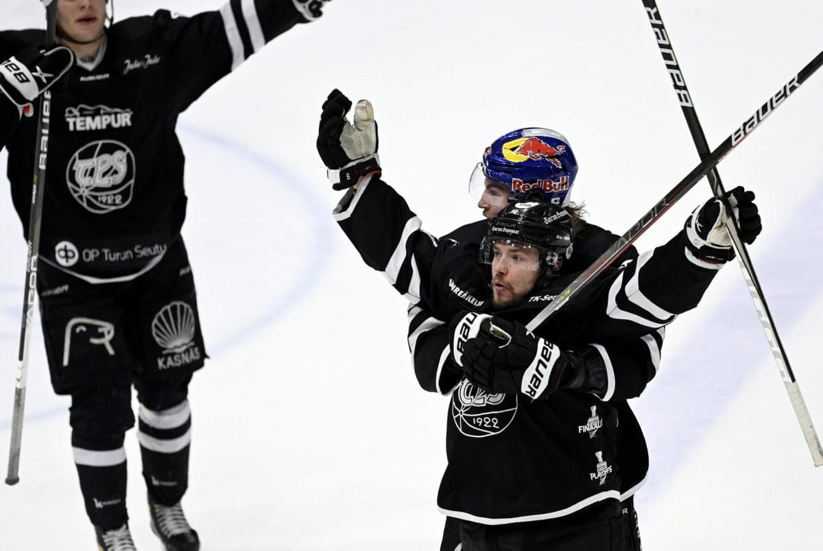 TPS:n Elmeri Eronen laukoi kotiyleisön riemuksi ottelun avausmaalin päätöserän puolivälin jälkeen. LEHTIKUVA / Heikki Saukkomaa