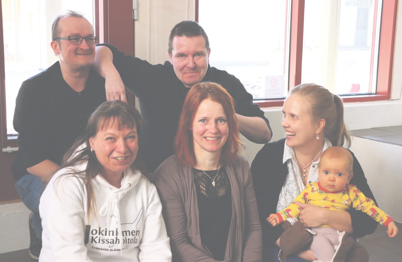 Minna Ahonen (vasemmalla), Sanna Siira, Emilia Myllyoja sylissään seitsenkuinen Emma-tyttö sekä Mikko Kukkohovi ja Jari Kurola tyrnäväläisyrittäjien innovaatioryhmästä ehtivät jäädä juttelemaan jokaviikkoisista kokoontumisistaan.