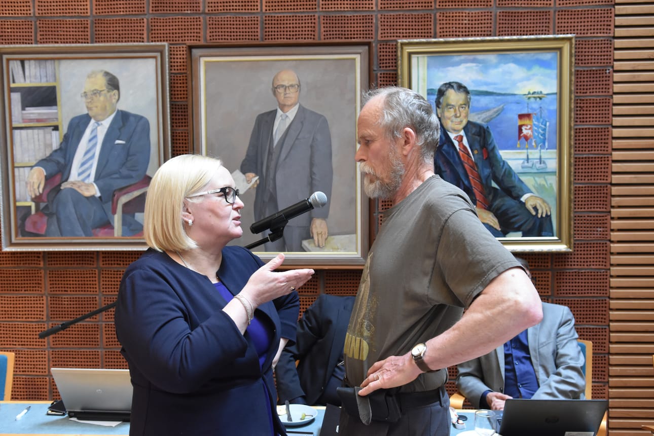 Ulla Parviainen (kesk.) ja Pekka Virtanen (vihr.) kävivät neuvonpitoa äänestystauon aikana.