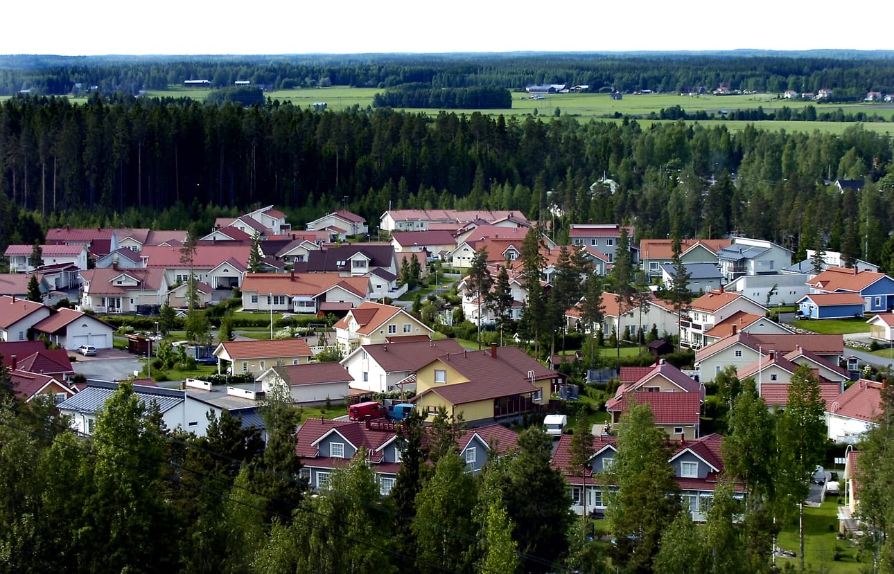 Energiatehokkuusdirektiivi uhkaa omakotiasujia, sanoo kansanedustaja Juha Mäenpää. Hän toivoo kustannuksiin tukea valtiolta. Arkistokuva.