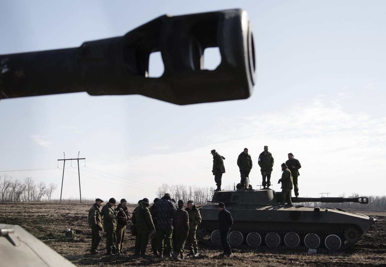 Venäläismielisten joukkojen sotilaita Ukrainassa. Venäjän valtasi Krimin niemimaan Ukrainalta reilu vuosi sitten.