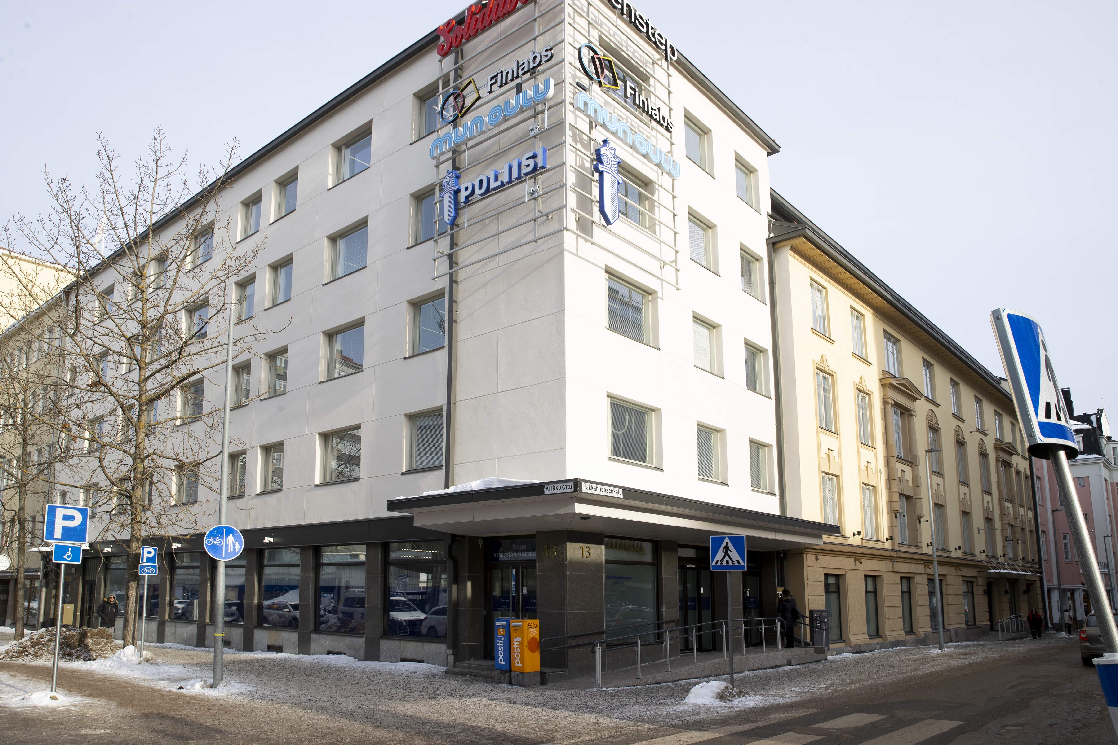 Passien lisääntynyt kysyntä on aiheuttanut mittavia jonoja Oulun keskustan poliisiasemalla – poliisilaitos suosittelee hoitamaan kiireellisen lupa-asioinnin esimerkiksi hiihtolomalla Kuusamossa