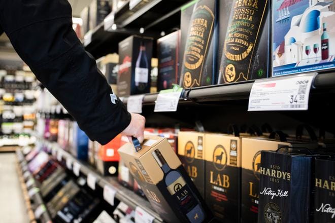 Päihteiden käyttö voi olla toistuvien traumakokemuksien taustalla. Moni traumatisoitunut joutuu myös itse päihdekierteeseen.