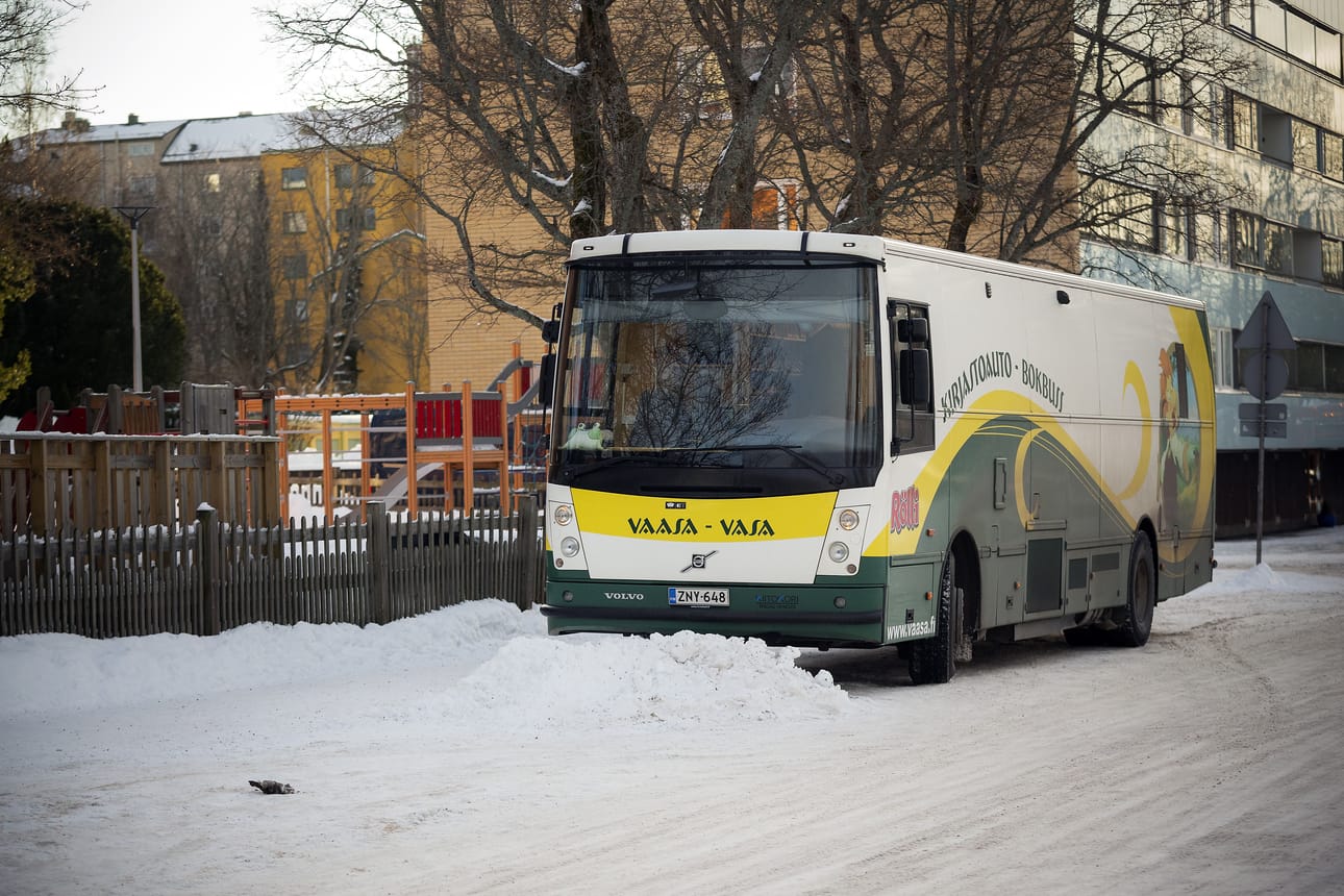 Satamapuiston päiväkoti on yksi kirjastoauto Röllin noin 90 pysäkistä. Se on ohjelmassa aina parillisten viikkojen perjantaina.