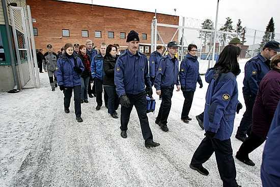 Noin viisikymmentä Pelson vankilan työntekijää marssi ulos työpaikaltaan perjantai-iltapäivänä.