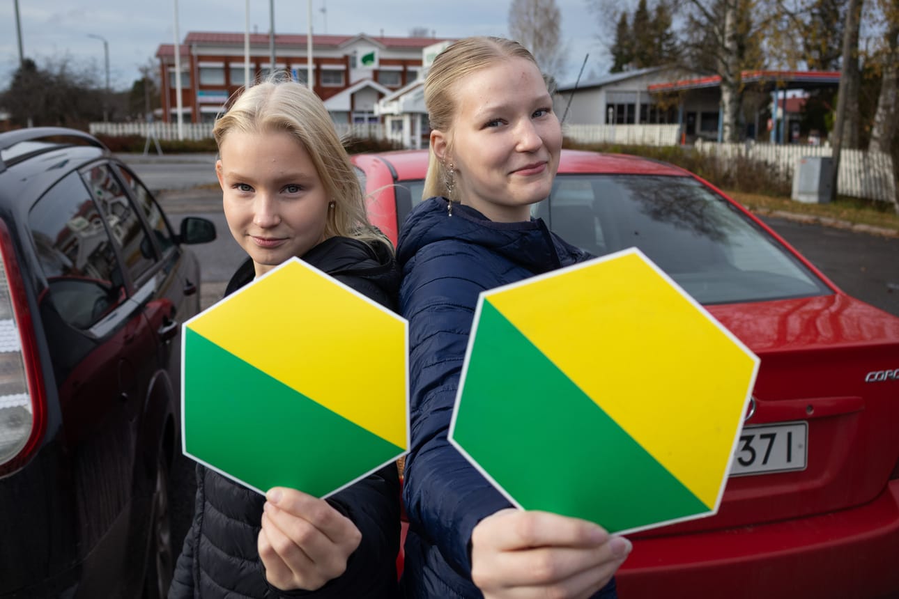 Ylihärmäläinen Sanna Jussila ja alahärmäläinen Tuulia Autio saivat ajokortin viime keväänä. Lokakuun alussa heidän piti kiinnittää alaikäisen kuljettajan tunnus autonsa takaosaan.