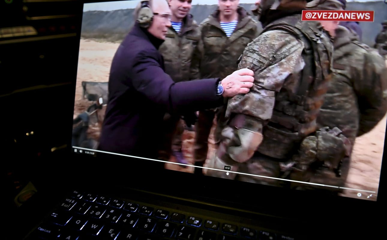 Putinin vieraillessa viikko sitten ampumaleirillä Rjazanissa huomiota kiinnitti hänen oikean kätensä kämmenselkä. LEHTIKUVA / HEIKKI SAUKKOMAA
