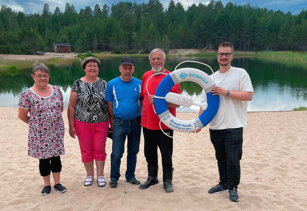 Ekolan kyläseuran Eliisa Heikkilä, Terttu Ekola, Kalervo Fränti ja Markus Varjola ottivat renkaan vastaan LähiTapiola Etelä-Pohjanmaan Kauhavan-toimistoa edustaneelta palveluneuvoja Jukka-Topias Jukantuvalta.