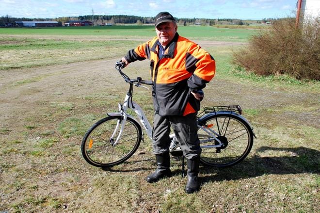Pentti Aalto ja hänen sähköavusteinen polkupyöränsä. Vielä on avoinna se, kuka tulee polkupyörää pääsääntöisesti käyttämään. Aalto arvelee kuitenkin, ettei hän itse sillä juurikaan ajele. KUVA:OLLI PURSIAINEN
