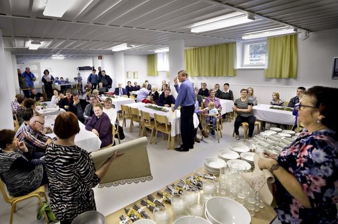 Meklarina toimi kitinojalainen Hannu Koski, joka sai väen pian lämpiämään ja kaupanteon kulkemaan. Hyväntuulisissa huudoissa oli mukana myös aimo annos kylätoiminnan tukemista. KUVAT: HEIKKI HAKANEN