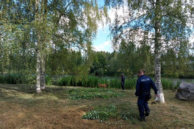 Pohjanmaan poliisi teki esine-etsintöjä poliisikoiran avulla Kurejoen varressa keskiviikkona. Epäillyn ampujan ase löytyi kuitenkin toisaalta. Arkistokuva: Sari Heinilä