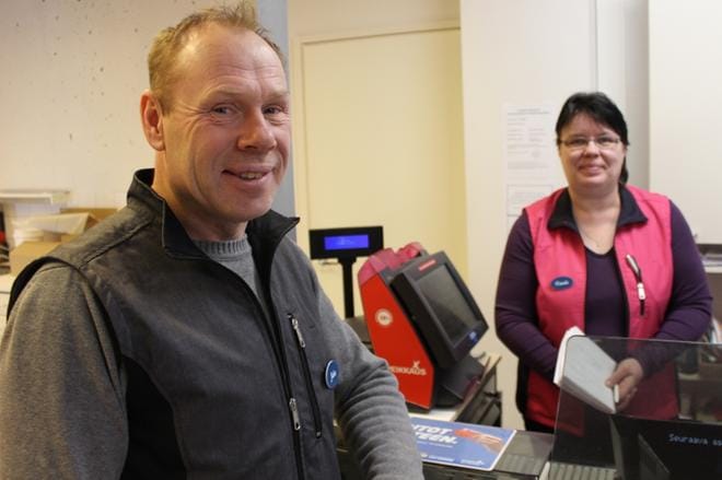 Juha Kilpiön ja Tuula Korvenahon lisäksi Killinkosken kyläkauppa työllistää Tanja Jokimaaston. Kuva: Reijo Heikkilä